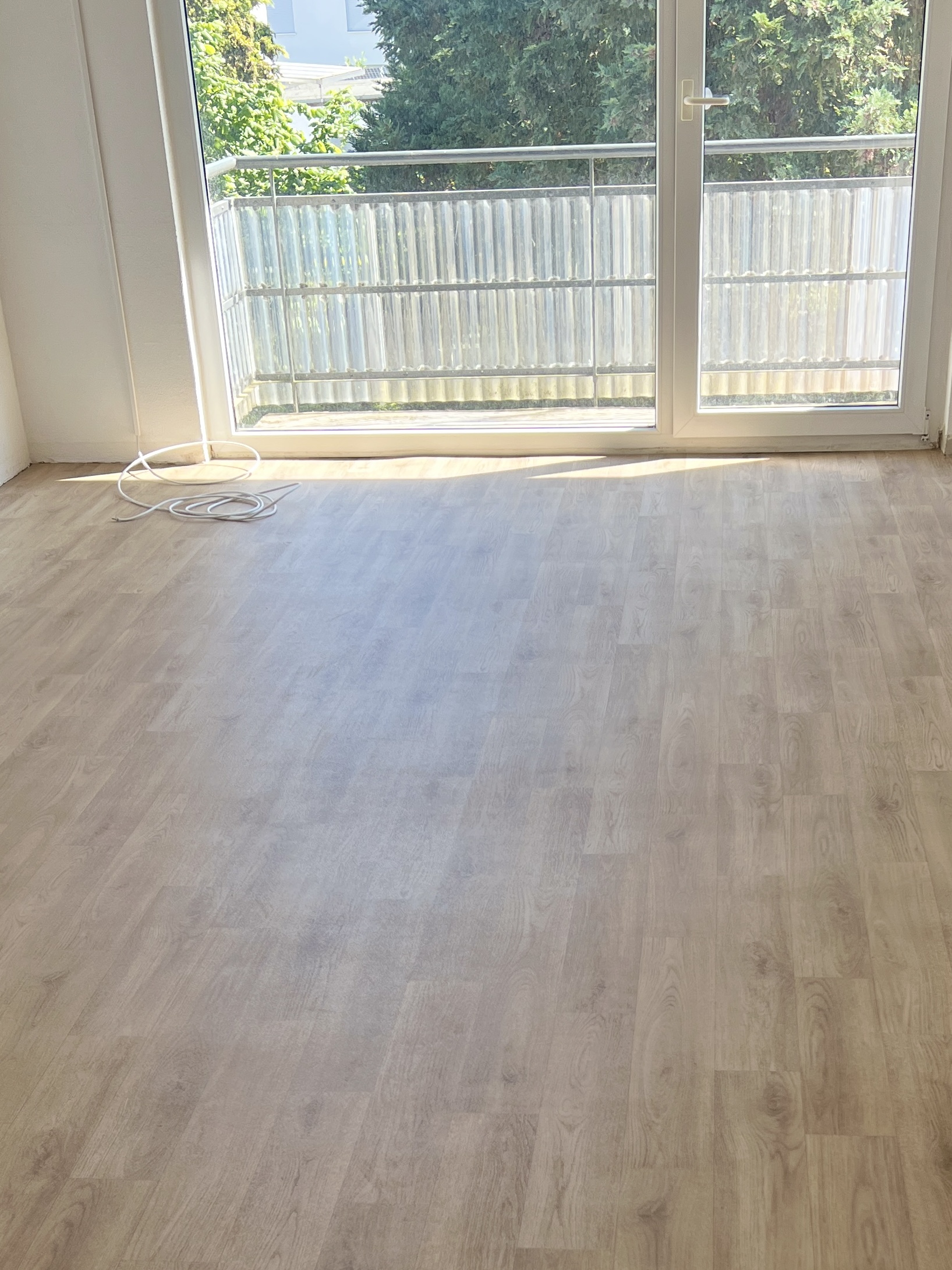 Nachher – neuer PVC-Boden verlegt, Wohnzimmer fertig renoviert