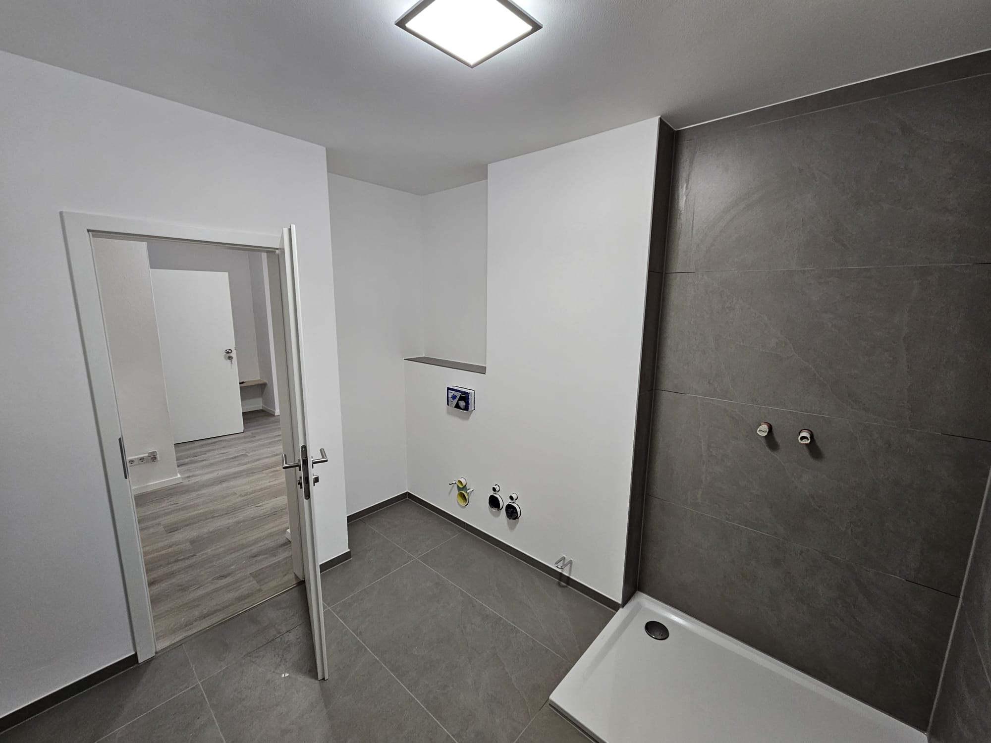 Badsanierung – neue Dusche, Fliesen und Installationen – RK Renovierung Bürstadt