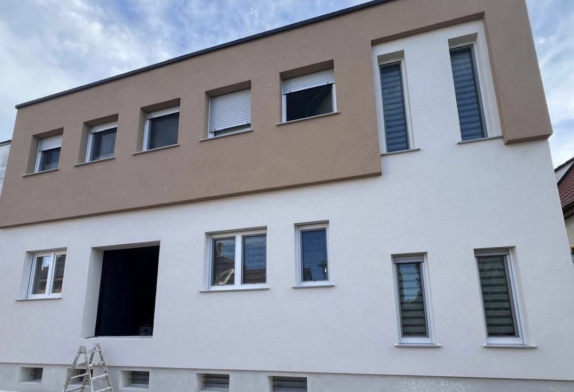 Fassadenrenovierung Mehrfamilienhaus Bürstadt – RK Renovierung